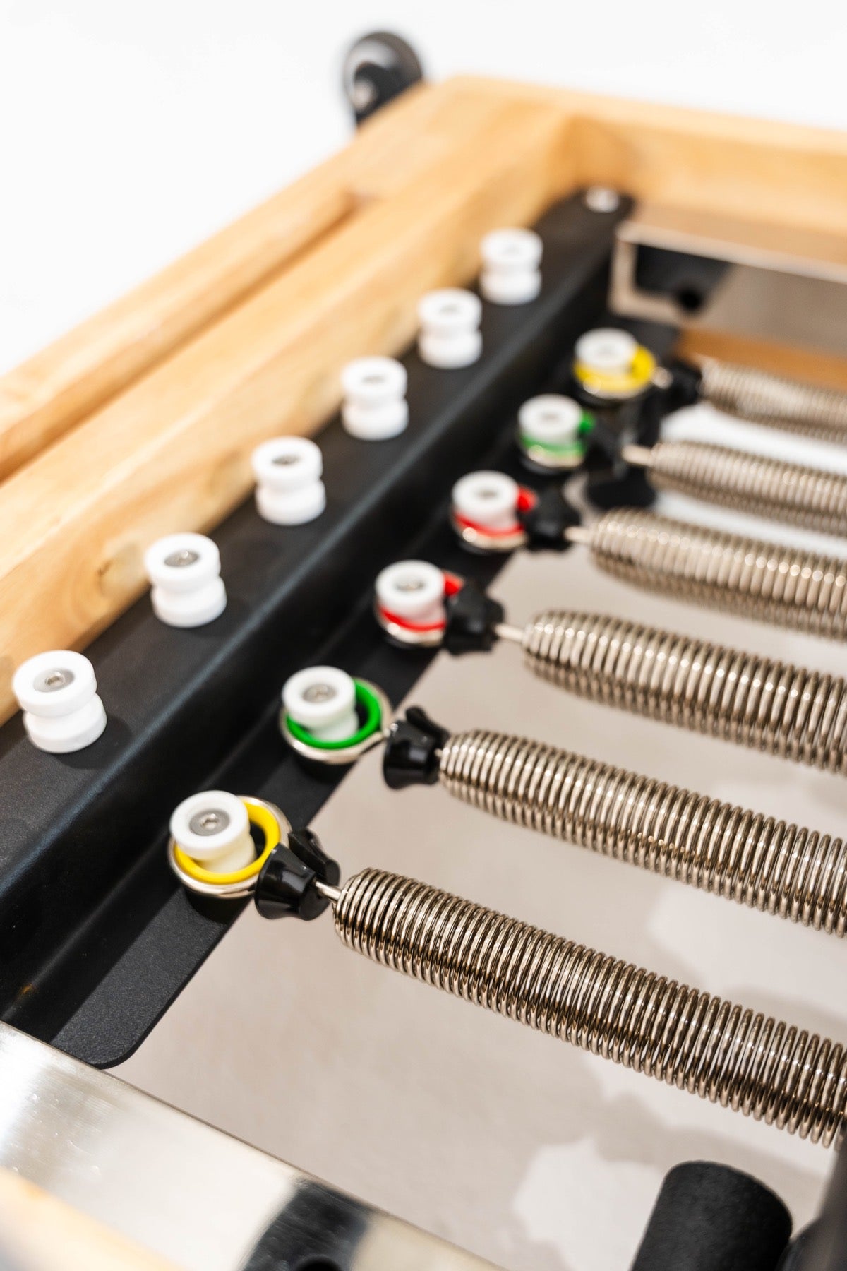 The six colour-coded springs on the spring bar, seen from above